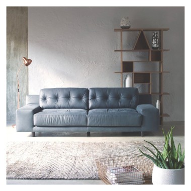 Серый кожаный диван